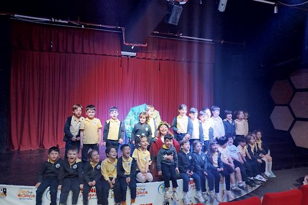 “Rüzgarda Savrulan Yapraklar” Denizli’de sahnelendi