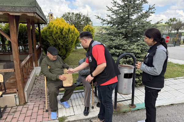 Çorum Belediyesi huzurevi sakinlerine bayram ziyaret etti