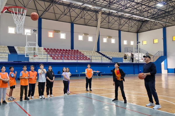 Başkan Kotan, Konyaaltı’nda çocuklarla pota altında buluştu