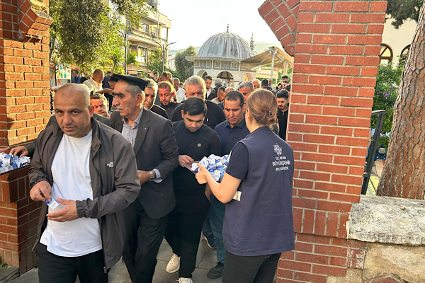 Başkan Çerçioğlu’ndan bayramda lokum ve limonata ikramı