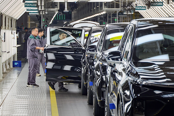 Çinli otomobil üreticilerinin üretim ve satışı ilk kez 100 milyonu aştı