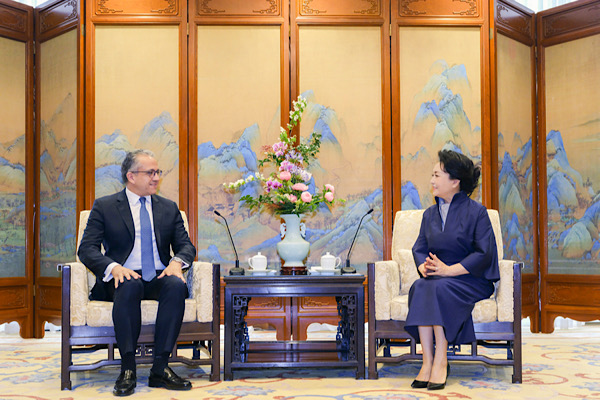 Peng Liyuan, UNESCO Genel Direktörü Halid el-Anani ile görüştü