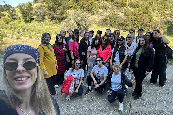 Menderes’te pilates kursiyerleri için doğa yürüyüşü düzenlendi