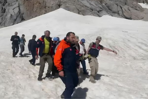 Ovacık’ta Kırk Merdiven Şelalesi’nde mahsur kalan vatandaş kurtarıldı