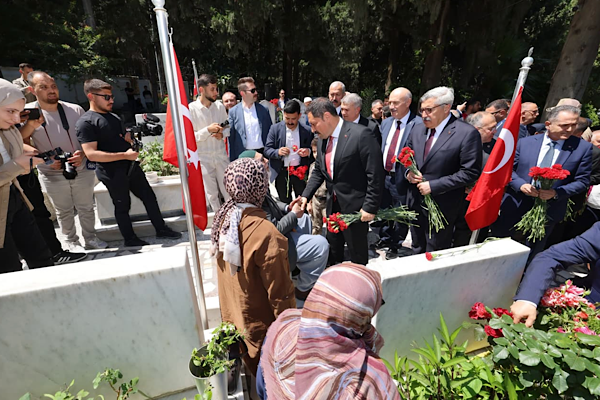 Hatay protokolünden Antakya Şehitliği’nde bayram ziyareti