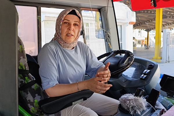 BURULAŞ bünyesinde görev yapan kadın otobüs sürücüsünden ilk yardım müdahalesi