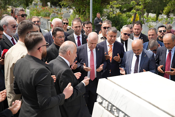Zafer Partisi Genel Başkanı Özdağ, Ozan Arif’in kabrini ziyaret etti