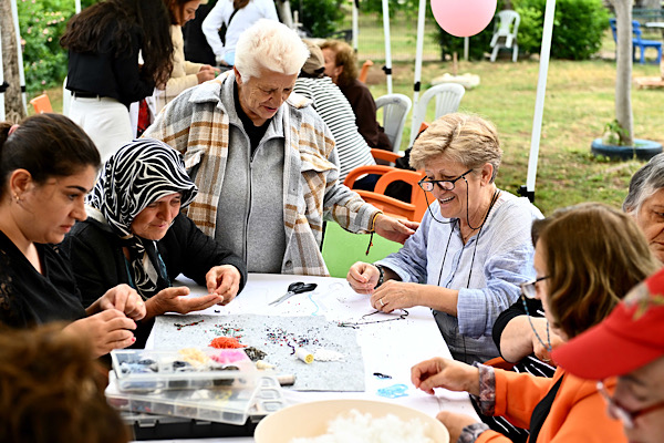Antalya’da yaşlı evleri üyeleri bahar şenliğinde bir araya geldi