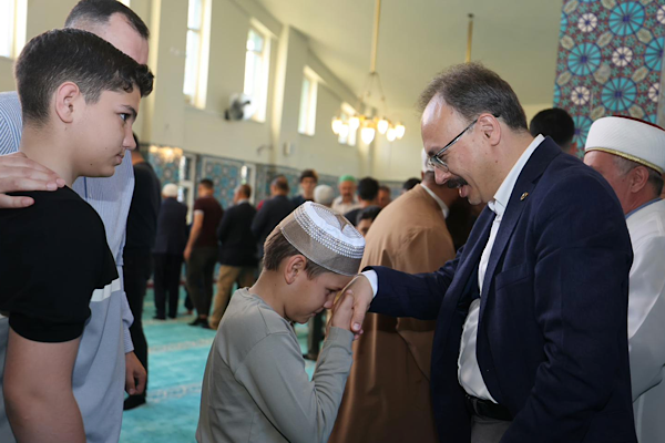 Siirt Valisi Kızılkaya bayram namazı sonrası vatandaşlarla bayramlaştı