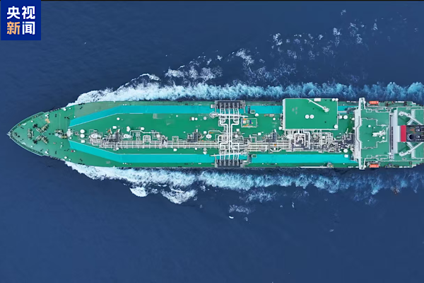 Çin’in yerli teknolojiyle donatılan ilk büyük LNG gemisi teslim edildi