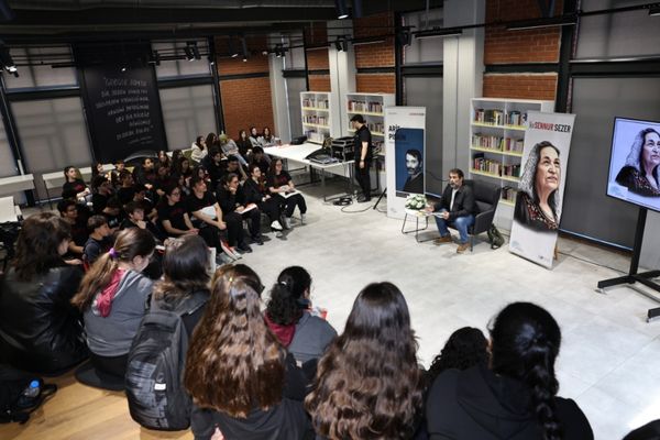 Nilüfer’de “Sanatçılar Sennur Sezer Okuyor” etkinliği