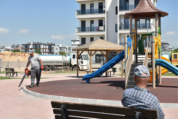 Kepez Belediyesi’nden park ve oyun alanlarında temizlik çalışması