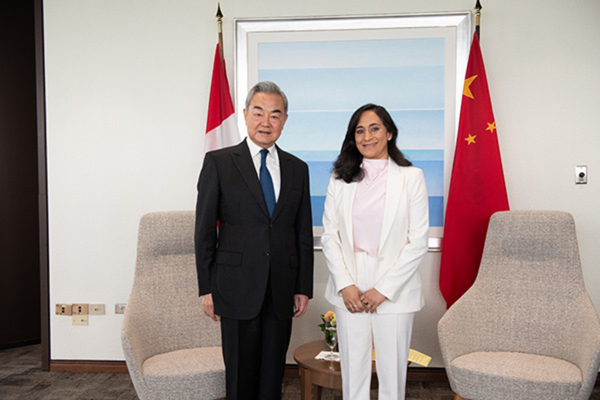 Wang Yi, Kanada Dışişleri Bakanı Anand ile görüştü