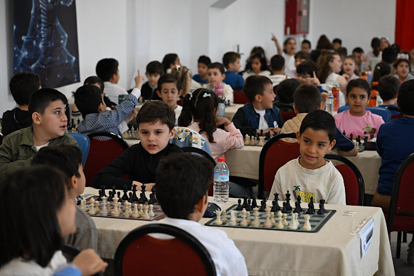 Manisa’da minik sporcuların katılımıyla satranç turnuvası düzenlendi