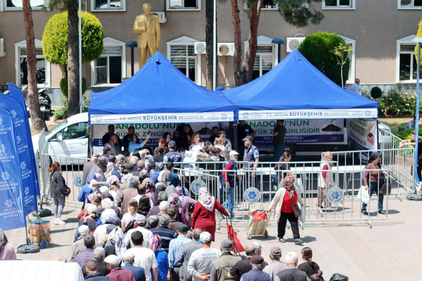 Çerçioğlu, ata tohumlarından üretilen fidelerle vatandaşlarla buluştu