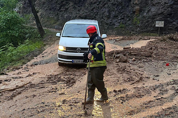 Araklı’da yağış sonrası mahsur kalan 2 vatandaş kurtarıldı