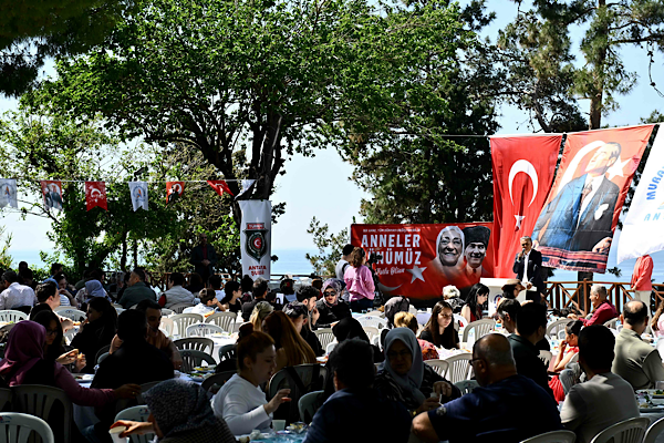 Muratpaşa’da şehit ve gazi anneleri için Anneler Günü programı düzenlendi