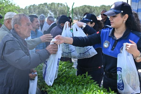 Manisa Büyükşehir Belediyesi Salihli’de 34 bin sebze fidesi dağıttı