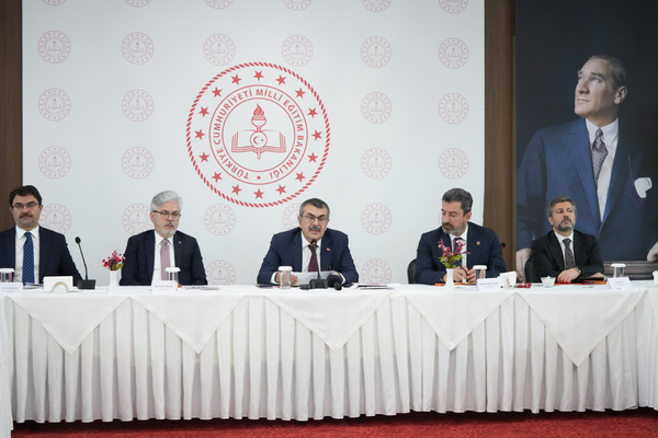 Tekin: Çocuklarımızın dijital dünyada güçlü bir şahsiyetle yetişmesini hedefliyoruz
