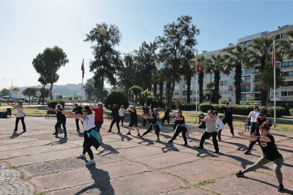 İzmir Konak’ta açık havada sabah sporu devam ediyor