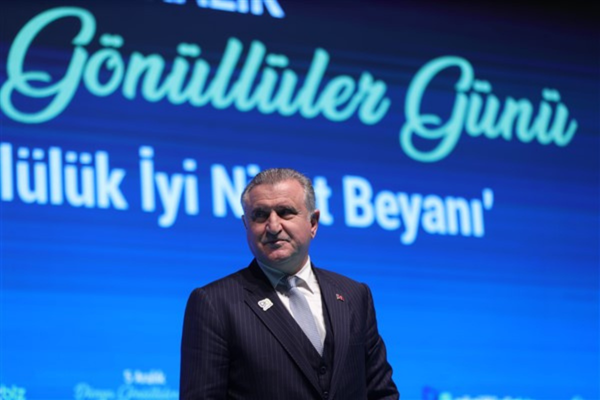 Bakan Bak: Trabzon’un her köşesini gençlik ve spor tesisleriyle donatacağız