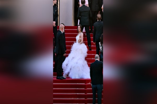 Dünya sahnesine Trendyolmilla imzasıyla çıktı, Demet Özdemir Cannes kırmızı halısında