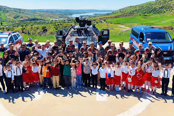 Batman’da öğrenciler, jandarma karakolunda fidan dikti