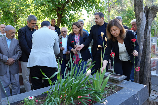 Eşbaşkan Bucak, Vedat Aydın’ın mezarı başında anmaya katıldı