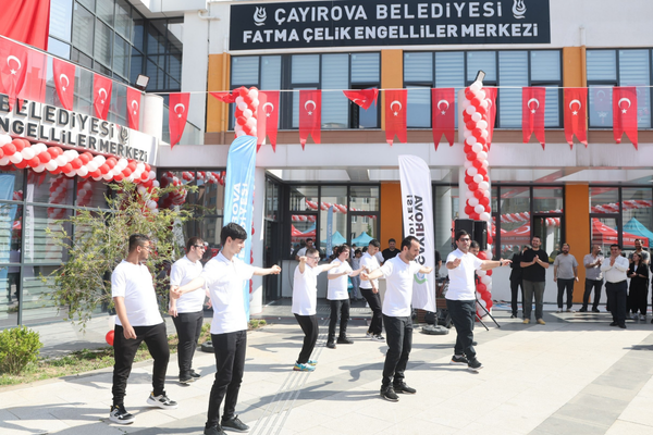 Çayırova’da özel bireylerden anlamlı gösteri