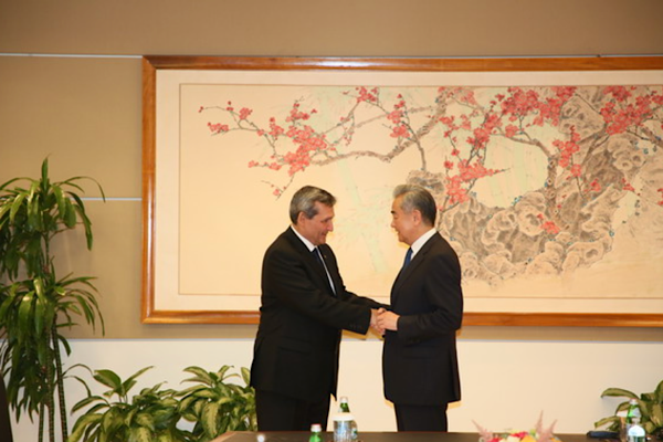 Wang Yi, Türkmenistan Dışişleri Bakanı Meredov ile görüştü