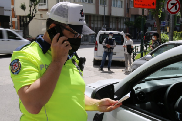 İstanbul İl Emniyet Müdürlüğü’nden sahte çakar kullanan sürücüye ceza