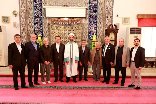 Başkan Aydın Nilüferköy’de bayram namazı kıldı