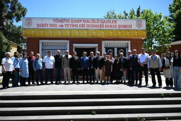 Vali Aktaş, Gebze’de şehit aileleri ve gazilerle bayramlaştı
