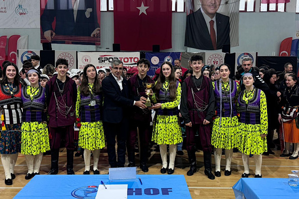 Trabzon Büyükşehir Belediyesi Halk Oyunları ekibi bölge şampiyonu oldu