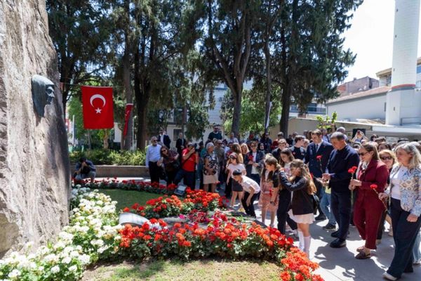 Başkan Tugay’dan Zübeyde Hanım’ın anıt mezarında Anneler Günü mesajı