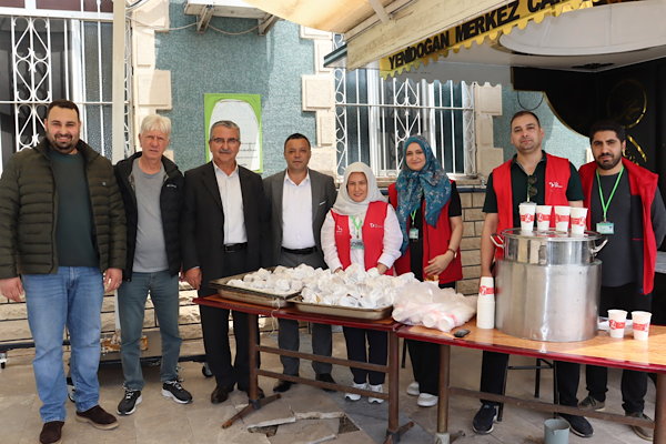 İzmit’te Cuma Namazı sonrası vatandaşlara ikram
