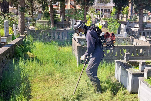 Ordu’da mezarlıklarda bayram öncesi temizlik ve bakım çalışması yürütüyor