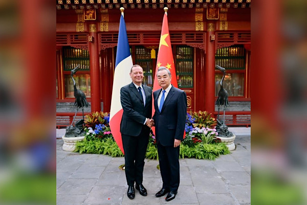 Wang Yi, Macron’un Diplomatik Danışmanı Büyükelçi Bonne ile görüştü