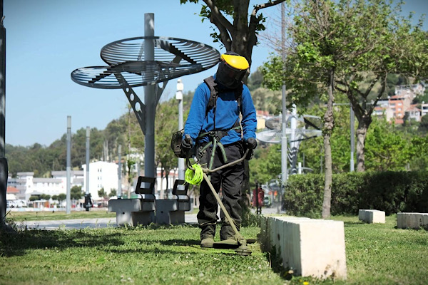 İzmir’in parklarında bayram öncesi bakım çalışması yürütülüyor