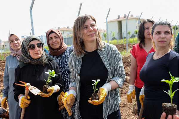 Kadın Komün Kent Bostanı’nda fideler toprakla buluştu