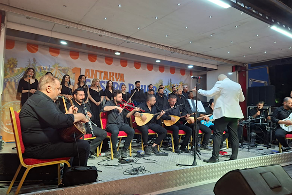 Antakya Yeniden Doğuş Korosu, Gastro Bahar Festivali’nde sahne aldı