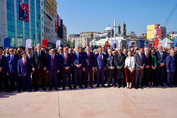 İBB Başkanvekili Aslan, Taksim Cumhuriyet Anıtı’na çelenk bıraktı