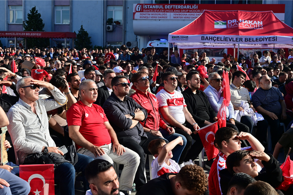 Bahçelievler’de Dünya Kupası maçı dev ekrandan izlenildi