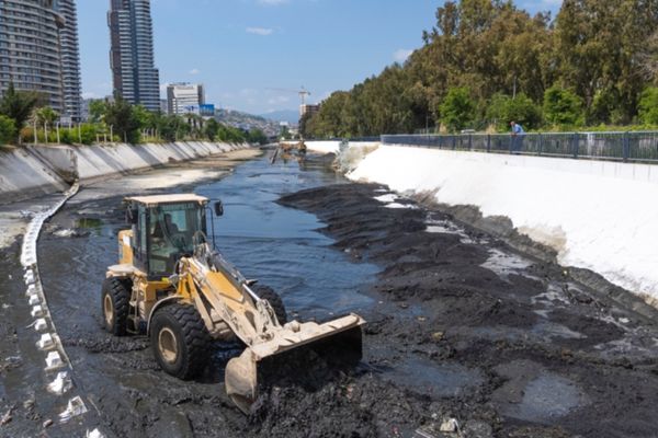İzmir’de Körfez’e akan kirliliği azaltmak için dere temizlikleri sürüyor