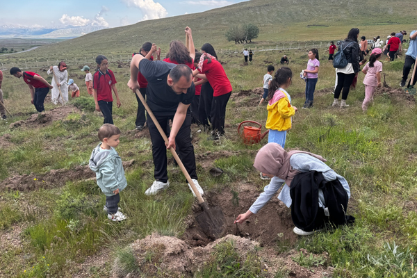 Kayseri Büyükşehir Belediyesi’nden 2 bin 500 fidanlık çevre etkinliği