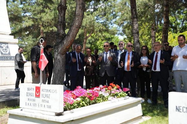 Zafer Partisi Genel Başkanı Özdağ ve parti heyeti Kartal Şehitliği’ni ziyaret etti
