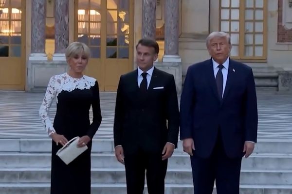 Macron, Trump’ı Versailles Sarayı’nda ağırladı