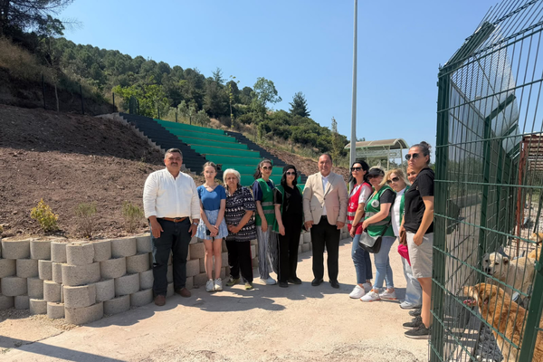 Hayvanseverler Gemlik’teki yeni sahipsiz hayvan bakımevini ziyaret etti