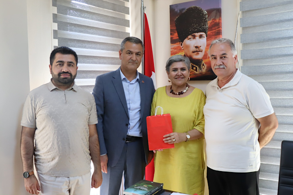 İzmit’te muhtarlara doğum günü ziyareti