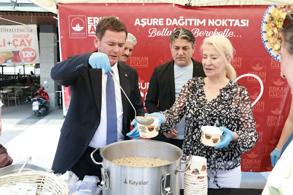 Osmangazi Meydanı’nda vatandaşlara aşure ikramı yapıldı